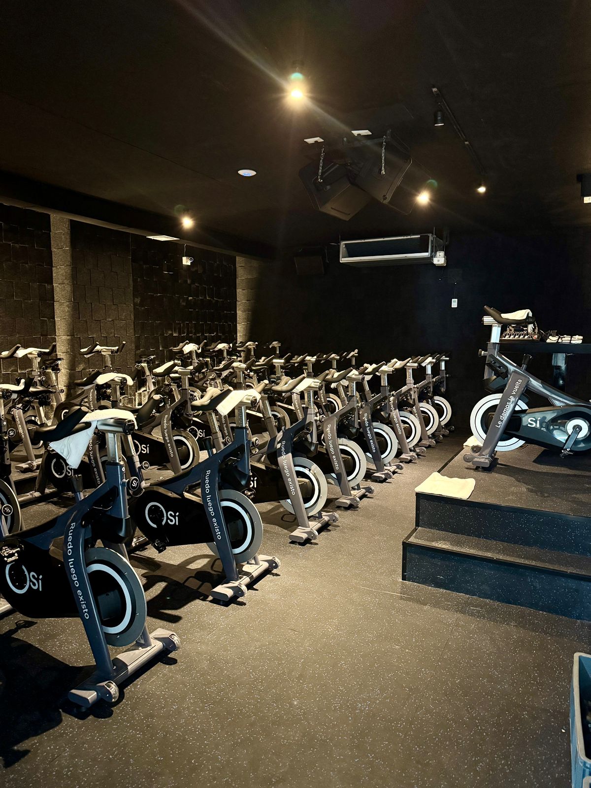 Sí122 reúne Indoor Cycling, Barre y Ejército en un concepto que combina entrenamiento de alto nivel y comunidad.