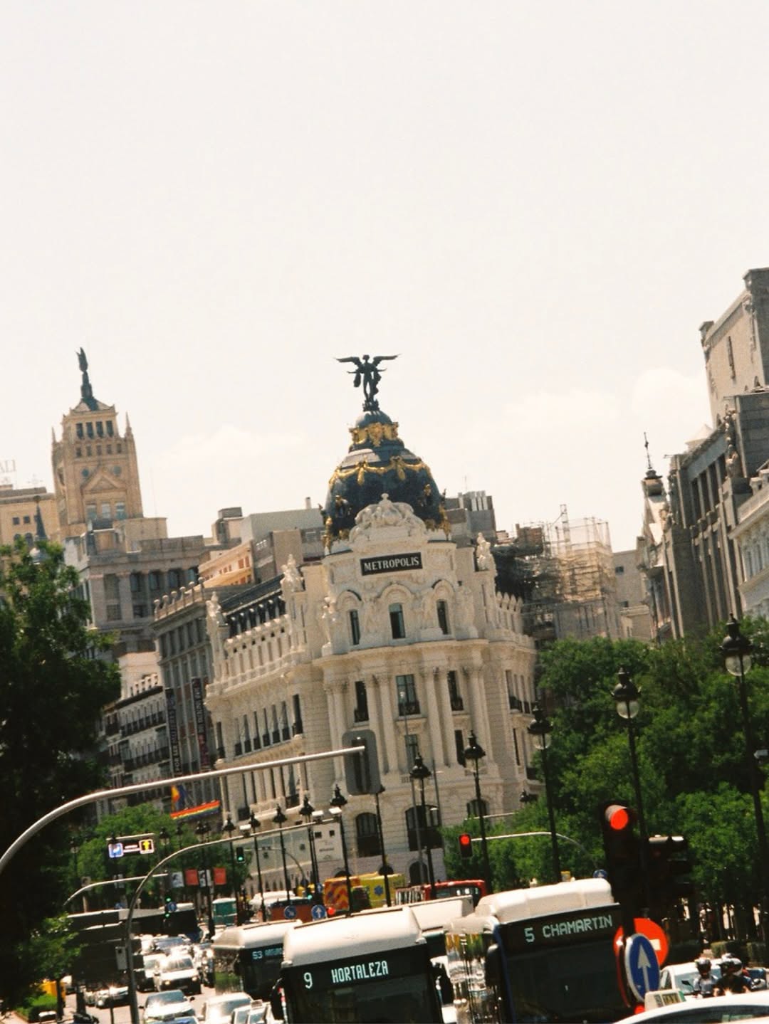 Wes Gordon apuesta por España como musa y escenario, transformando la Plaza Mayor en una pasarela de Carolina Herrera.