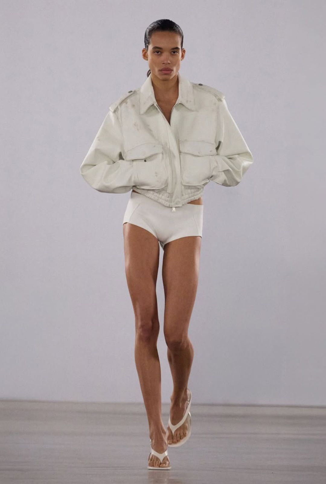 Simkhai Primavera Verano 2026: minimalismo y elegancia