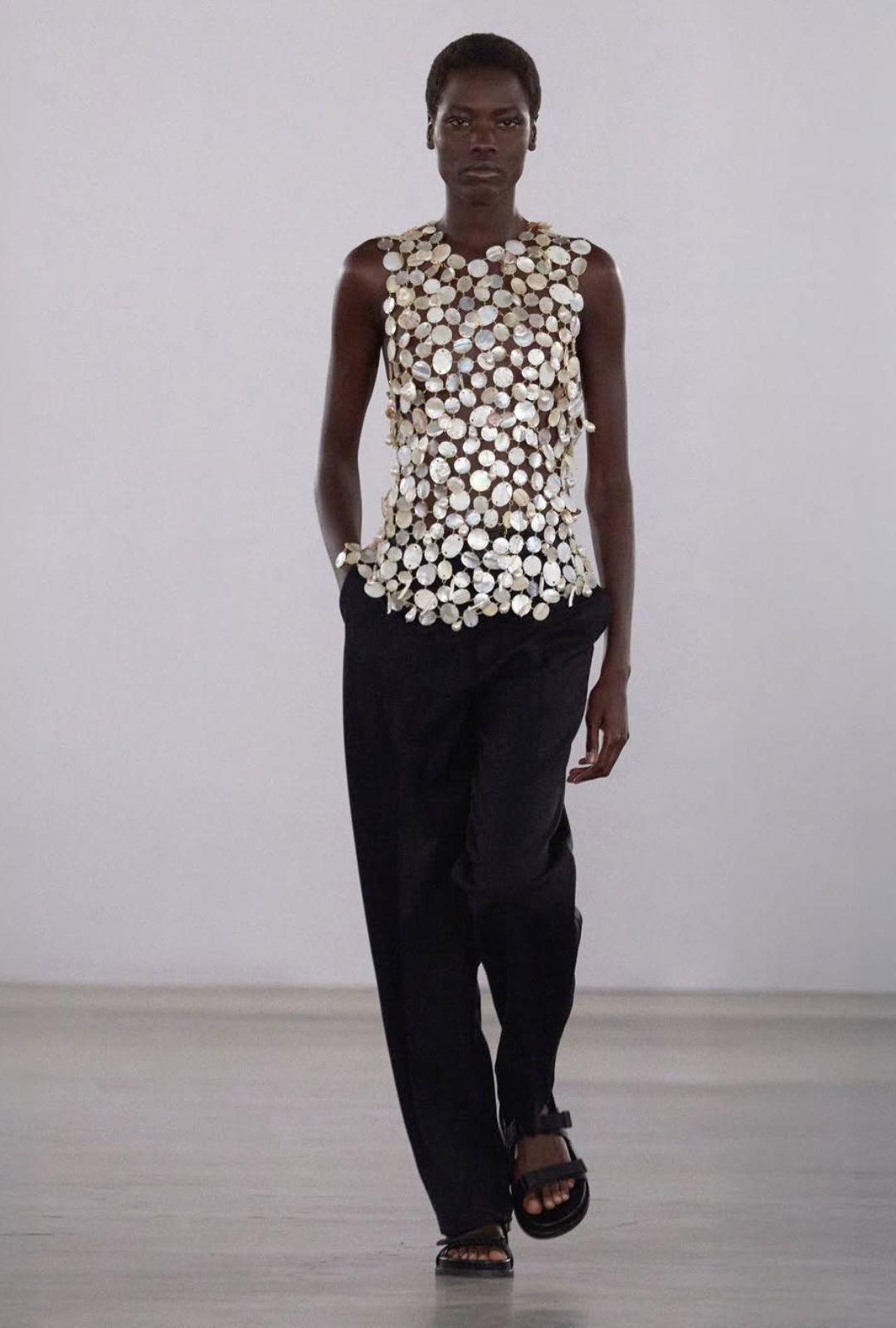 Simkhai Primavera Verano 2026: minimalismo y elegancia