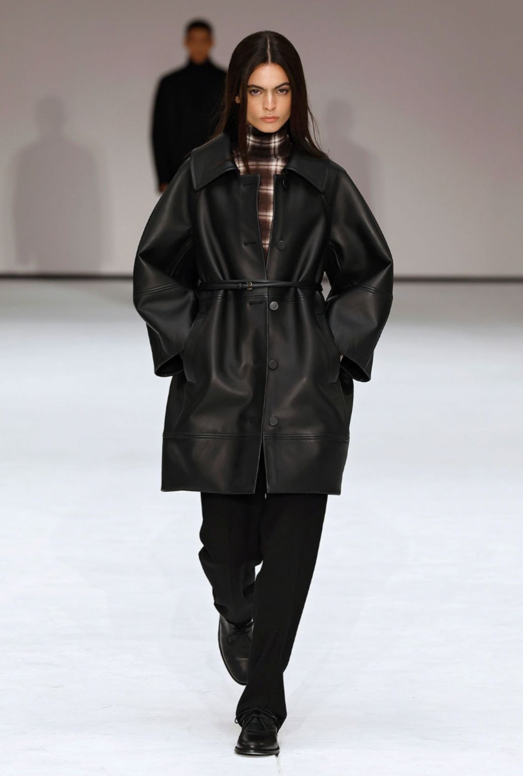 COS Otoño-Invierno 2025: Minimalismo moderno y versátil