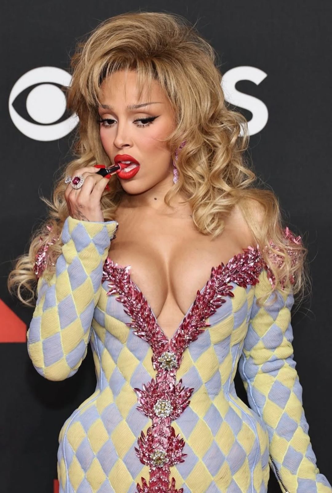 Doja Cat se come su labial en los MTV VMAs 2025