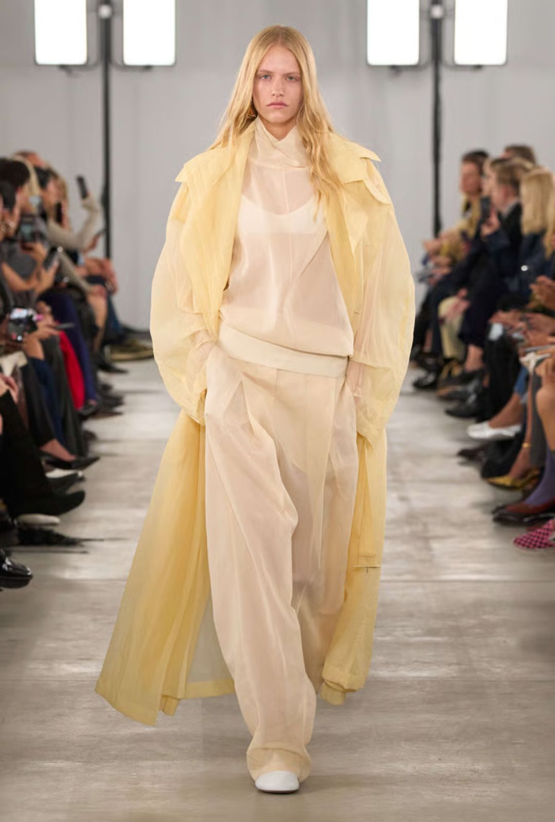 Sportmax SS26: trench coats, transparencias y siluetas ligeras