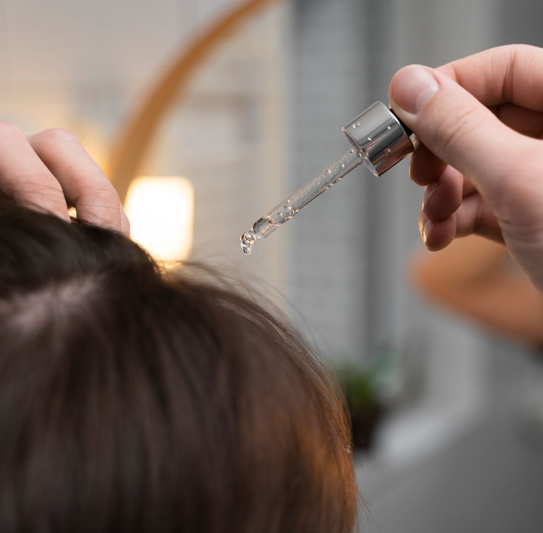 Descubre cómo los aceites naturales aportan nutrición, hidratación y fuerza al cabello, manteniéndolo saludable y brillante.