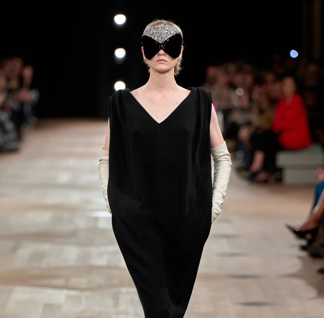 Pierpaolo Piccioli introduce su enfoque personal en Balenciaga mientras mantiene continuidad con los diseños clásicos.