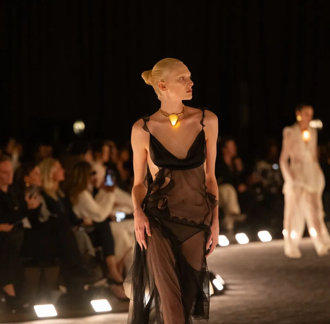 Con Dancer in the Dark, Daniel Roseberry apostó por una narrativa entre arte y emoción, consolidando a Schiaparelli como protagonista en París.