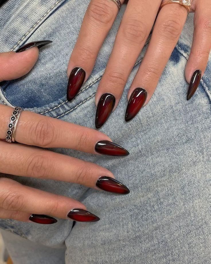 Descubre cómo llevar las uñas puntiagudas este otoño 2025 y qué formas, colores y acabados están en tendencia.