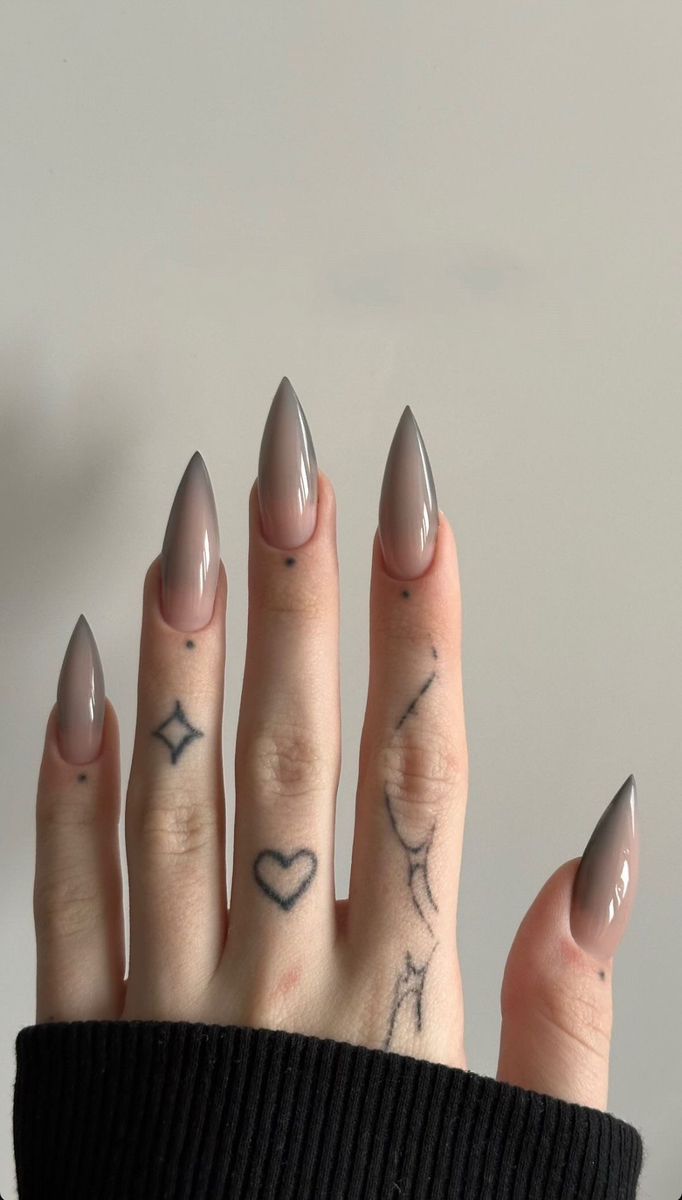 Cómo llevar las uñas puntiagudas este otoño 2025: te damos varias opciones