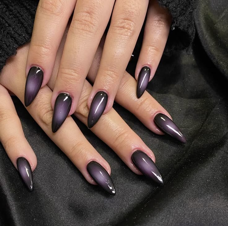 Descubre cómo llevar las uñas puntiagudas este otoño 2025 y qué formas, colores y acabados están en tendencia.
