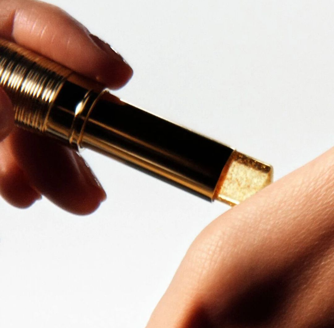 Dior presenta J’adior Solid Perfume, una versión compacta y sin alcohol de J’adore l’Or.