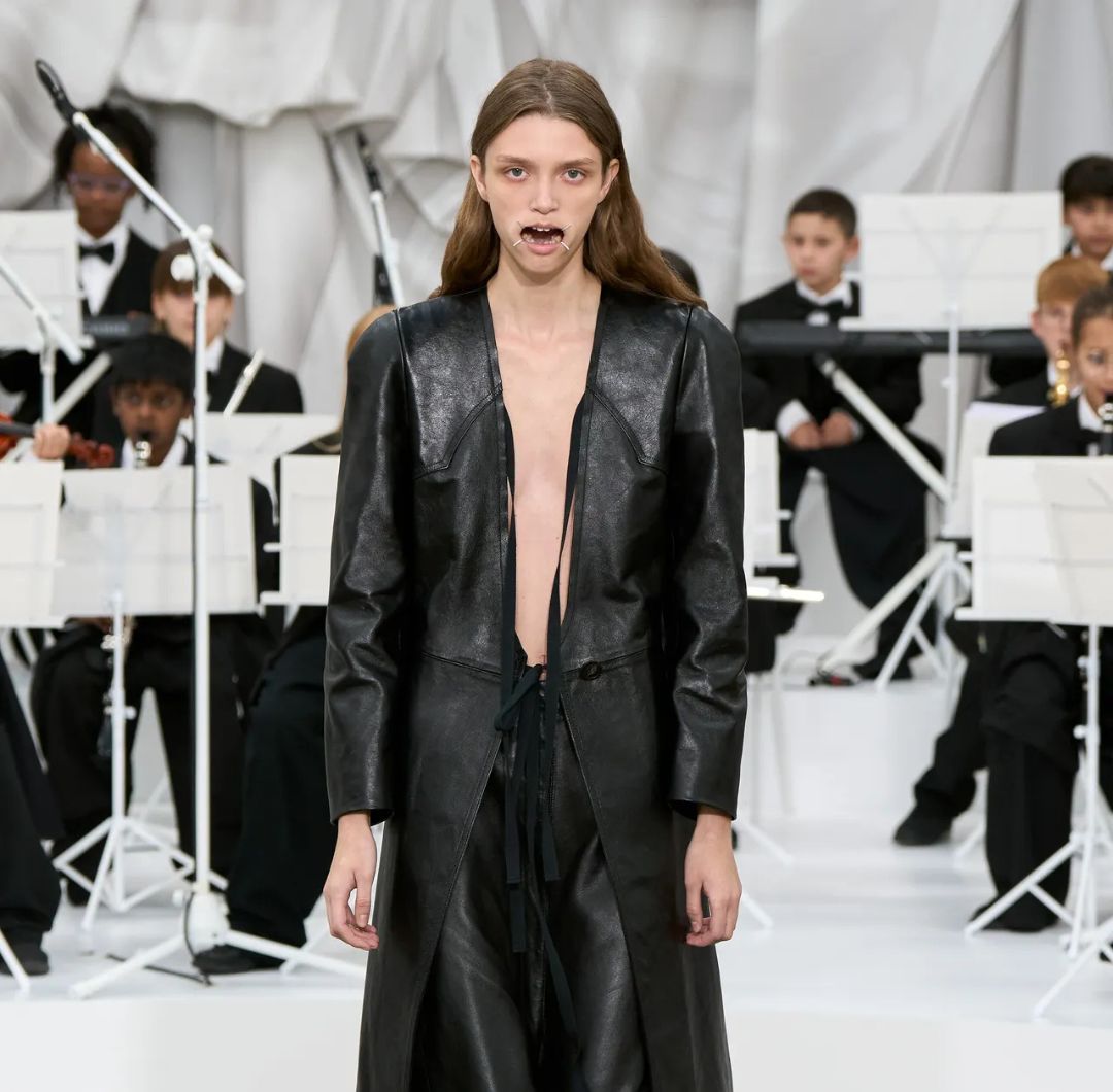 La colección de Maison Margiela combina referencias históricas con innovaciones en materiales y siluetas.