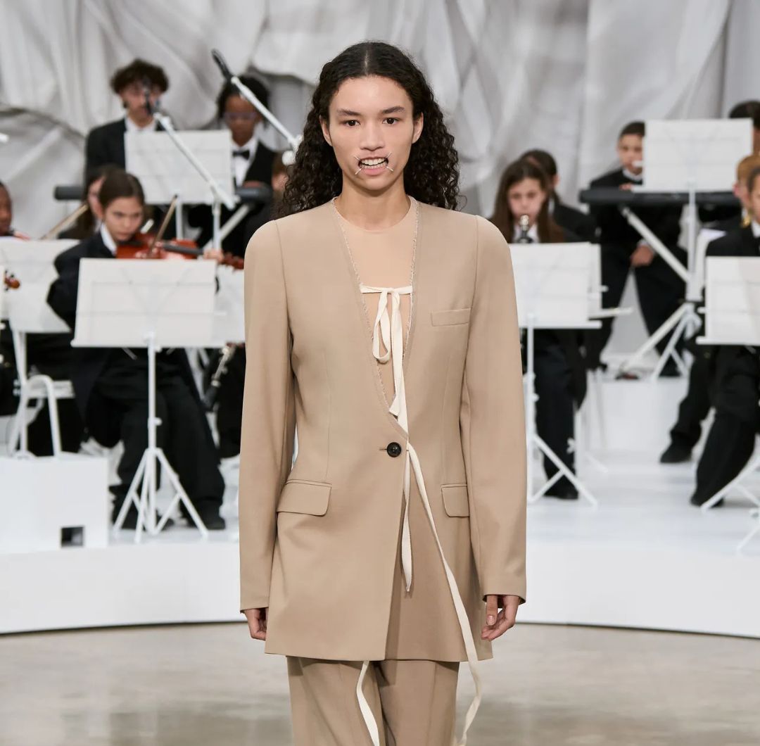 Maison Margiela redefine siluetas clásicas para la temporada