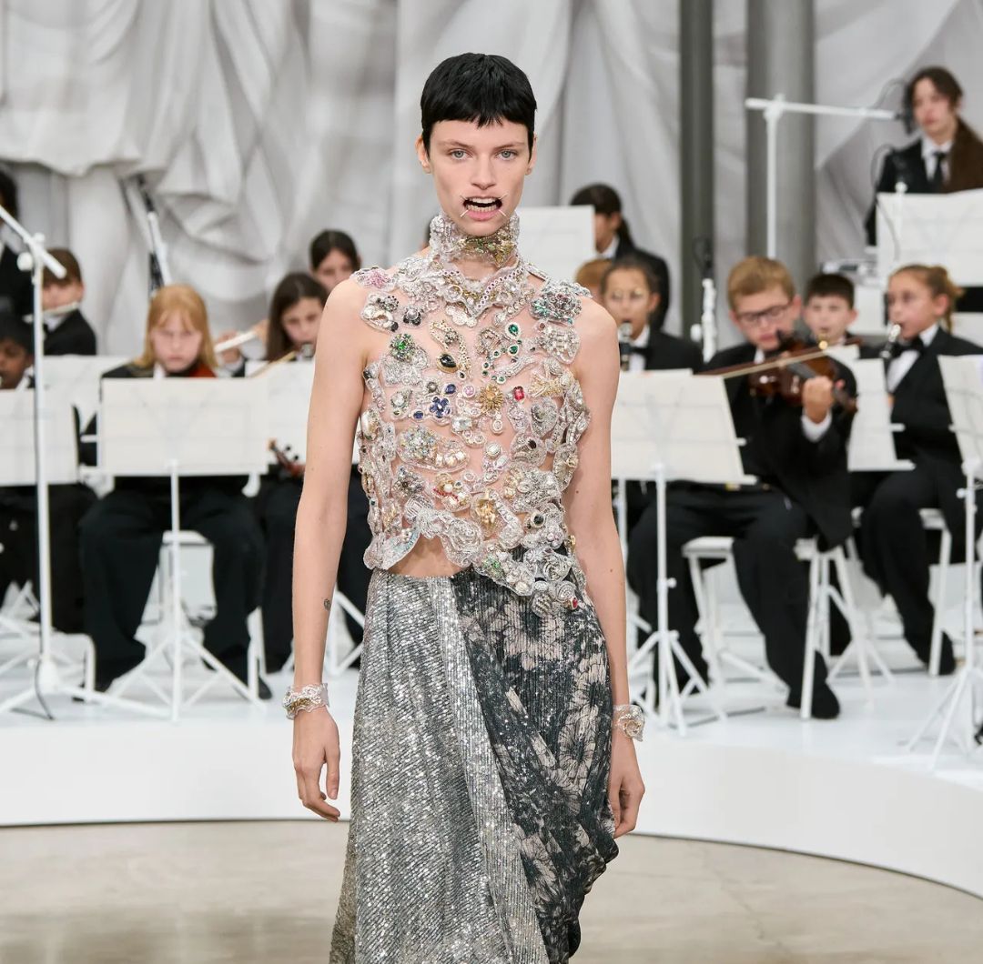 La colección de Maison Margiela combina referencias históricas con innovaciones en materiales y siluetas.