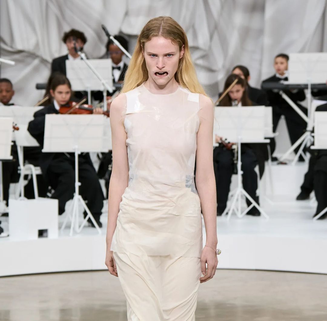 La colección de Maison Margiela combina referencias históricas con innovaciones en materiales y siluetas.