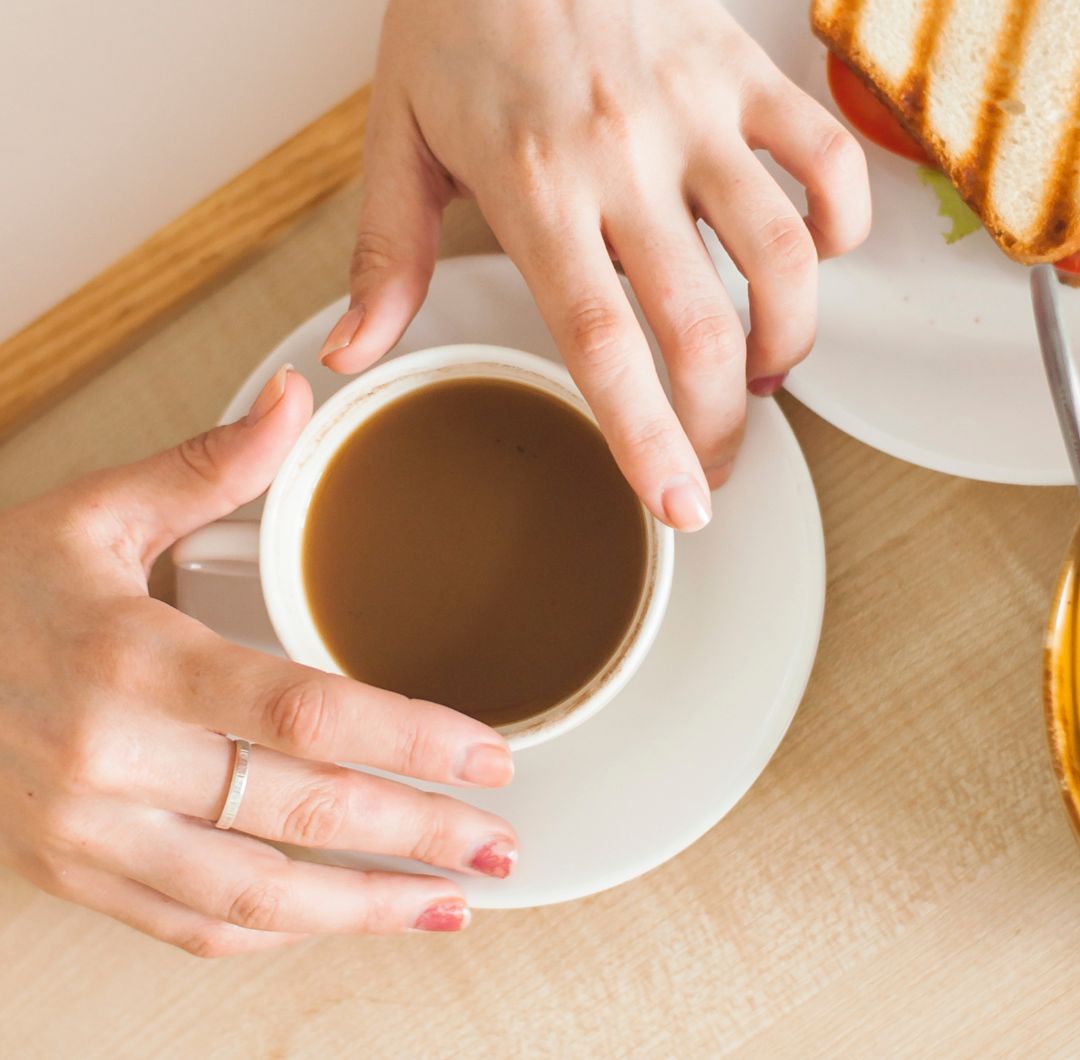 El café de especialidad promueve prácticas responsables y precios justos para beneficiar tanto al productor como al consumidor.