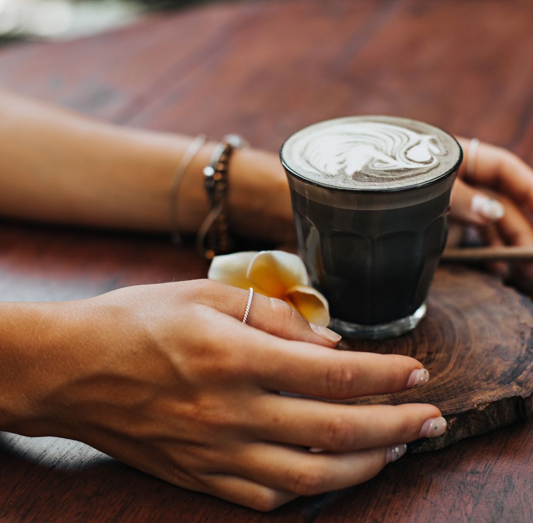 El café de especialidad promueve prácticas responsables y precios justos para beneficiar tanto al productor como al consumidor.