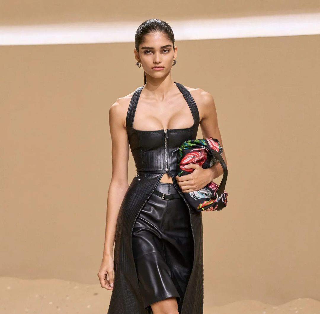 Los accesorios fueron protagonistas en Hermès SS26, con botas de montar, cinturones de cuero y el nuevo bolso tipo herradura, reinterpretando clásicos de la maison.