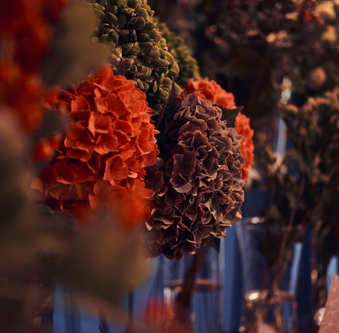 Los arreglos florales otoñales llenan los espacios de color, textura y vida durante la temporada.