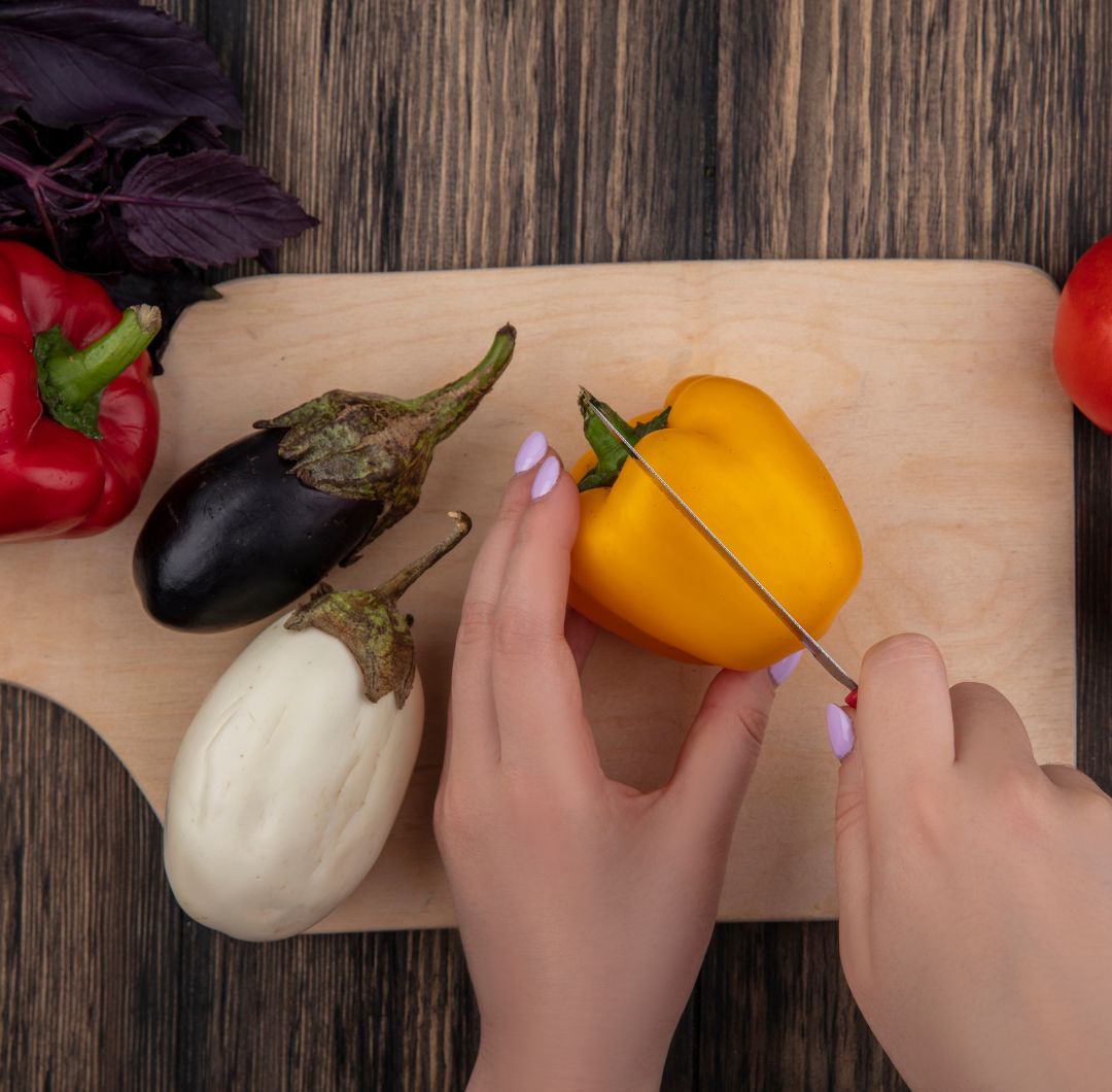 La vitamina C contribuye a la producción de colágeno, refuerza el sistema inmunológico y protege la piel de daños.