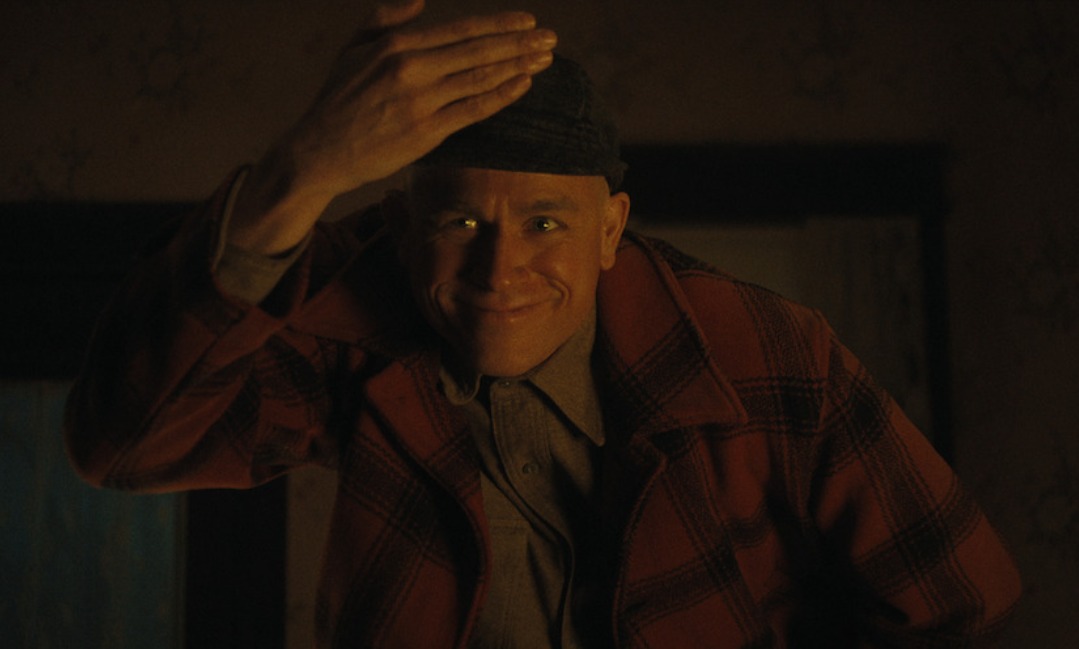 Charlie Hunnam interpreta a Ed Gein en la nueva serie de Netflix inspirada en el Carnicero de Plainfield.