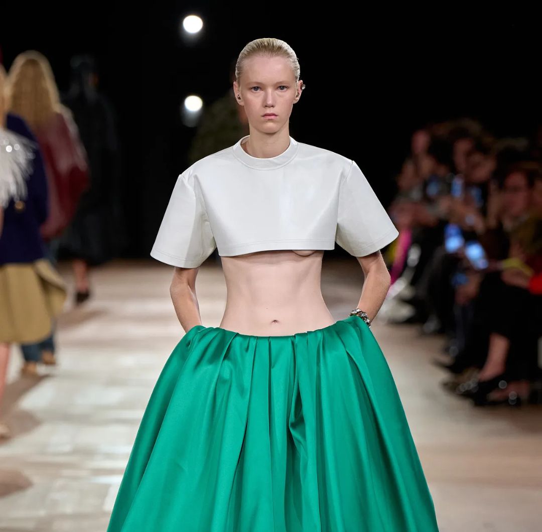 Pierpaolo Piccioli introduce su enfoque personal en Balenciaga mientras mantiene continuidad con los diseños clásicos.