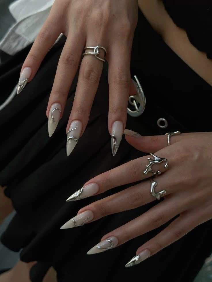 Descubre cómo llevar las uñas puntiagudas este otoño 2025 y qué formas, colores y acabados están en tendencia.