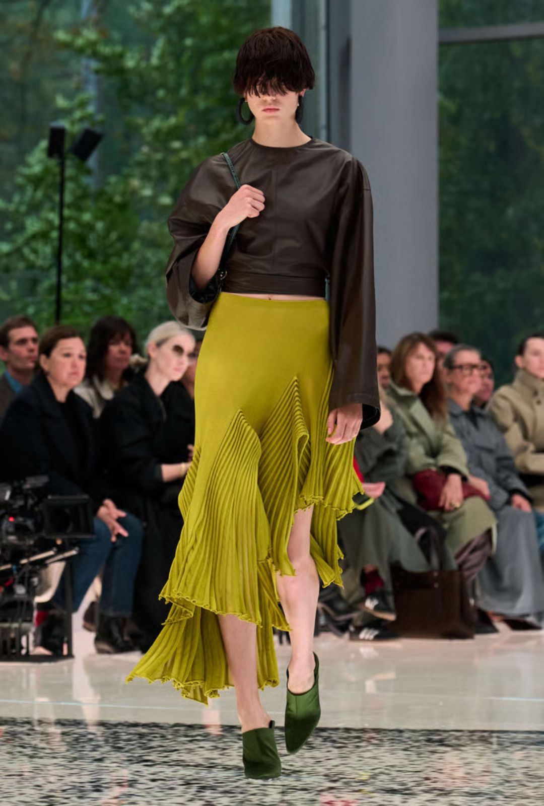 Desfile Alaïa SS26: flecos, seda y cuero en movimiento
