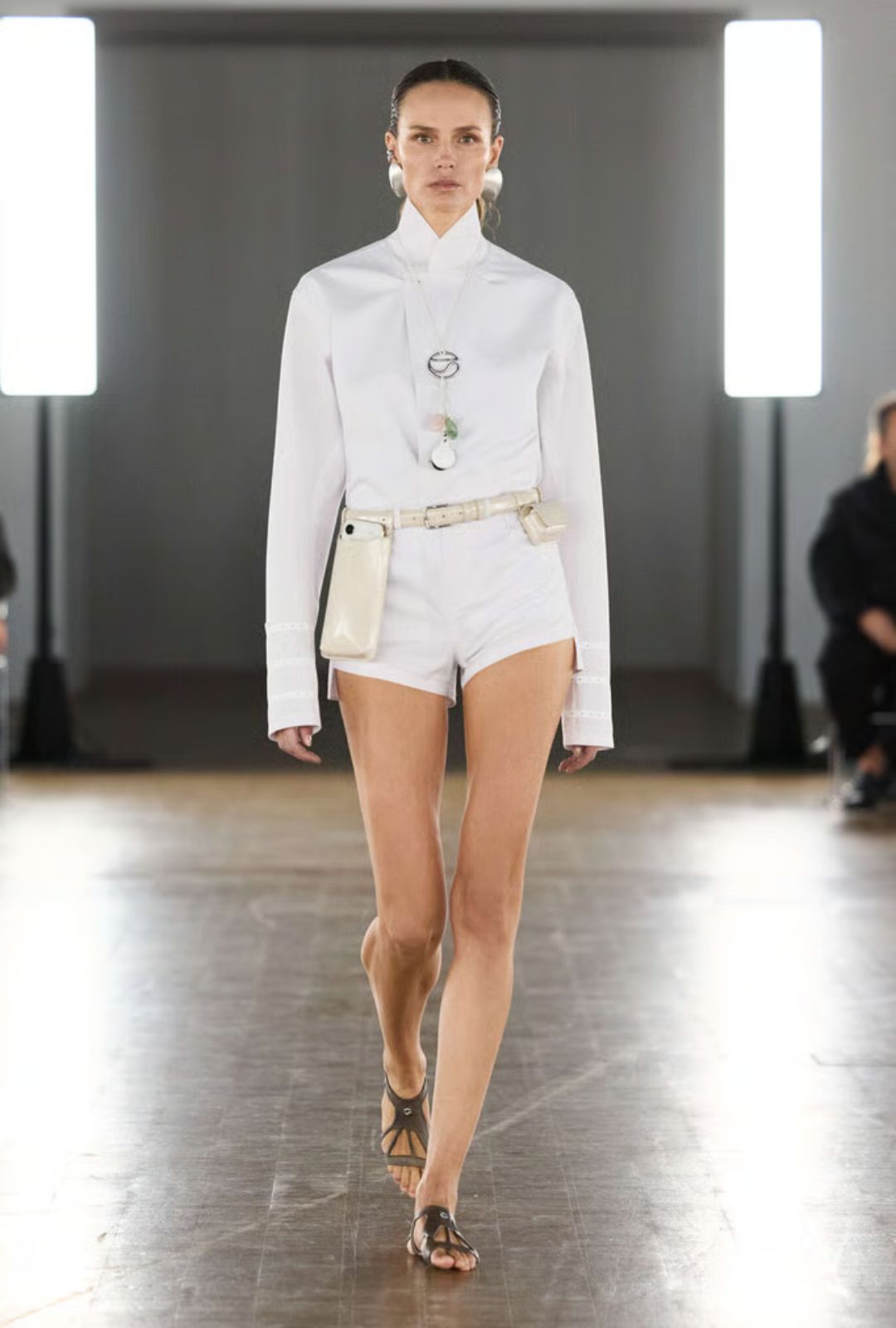 Coperni SS26 reinventa la moda con C+, prendas inteligentes que cuidan la piel, combinan estética, ciencia y movimiento en una experiencia viva.