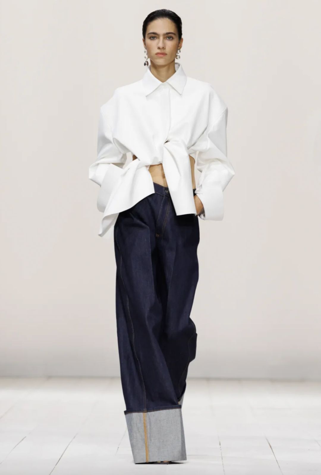 Sarah Burton presenta en Givenchy SS26 una visión minimalista
