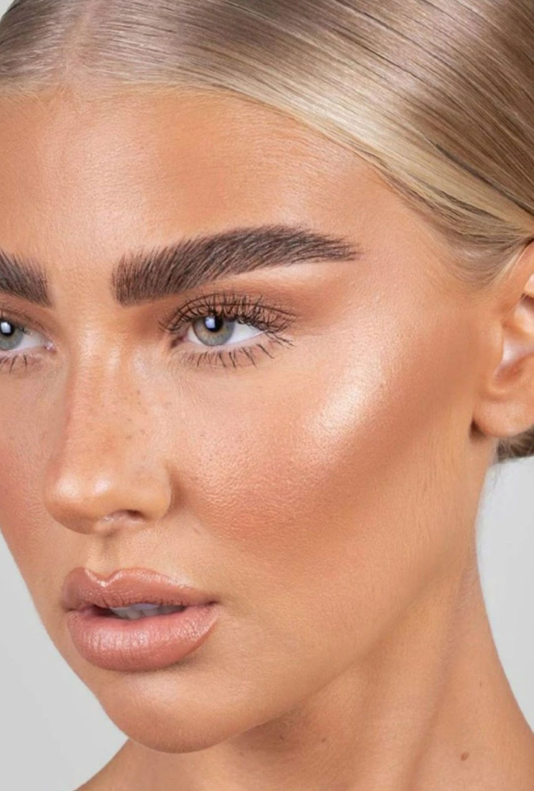 Cómo aplicar el highlighter para un brillo natural y favorecedor