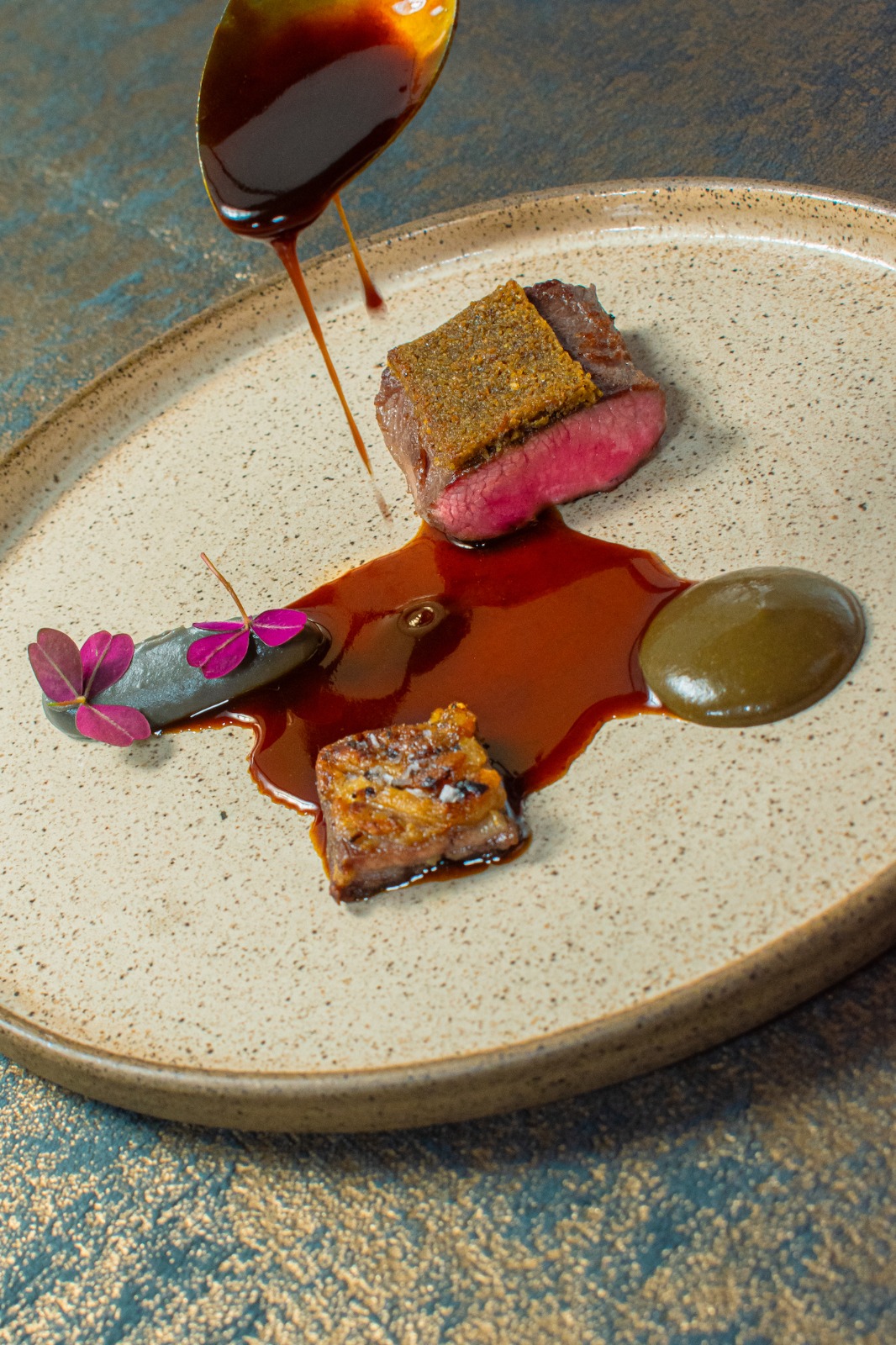 La nueva sede de Cascajal incorpora el concepto de Cocina Abierta, donde el público presencia cada proceso culinario.