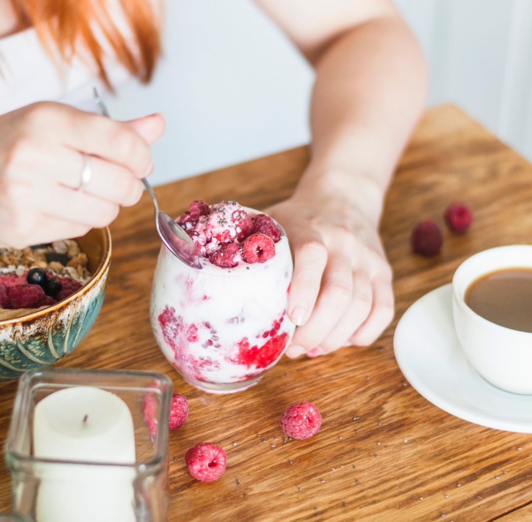 El yogur griego es rico en proteínas y probióticos, ayuda a la digestión, fortalece los huesos y equilibra la alimentación diaria.