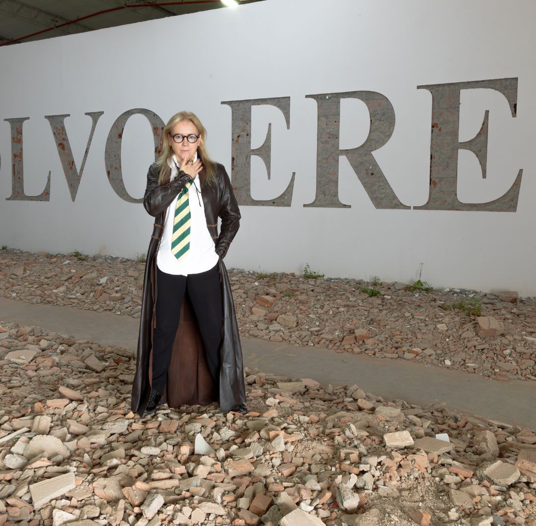 Lucrecia Piedrahíta rompió el cubo blanco clásico al incorporar pabellones antiguos, edificios industriales y sedes ferroviarias. Así es la bienal.