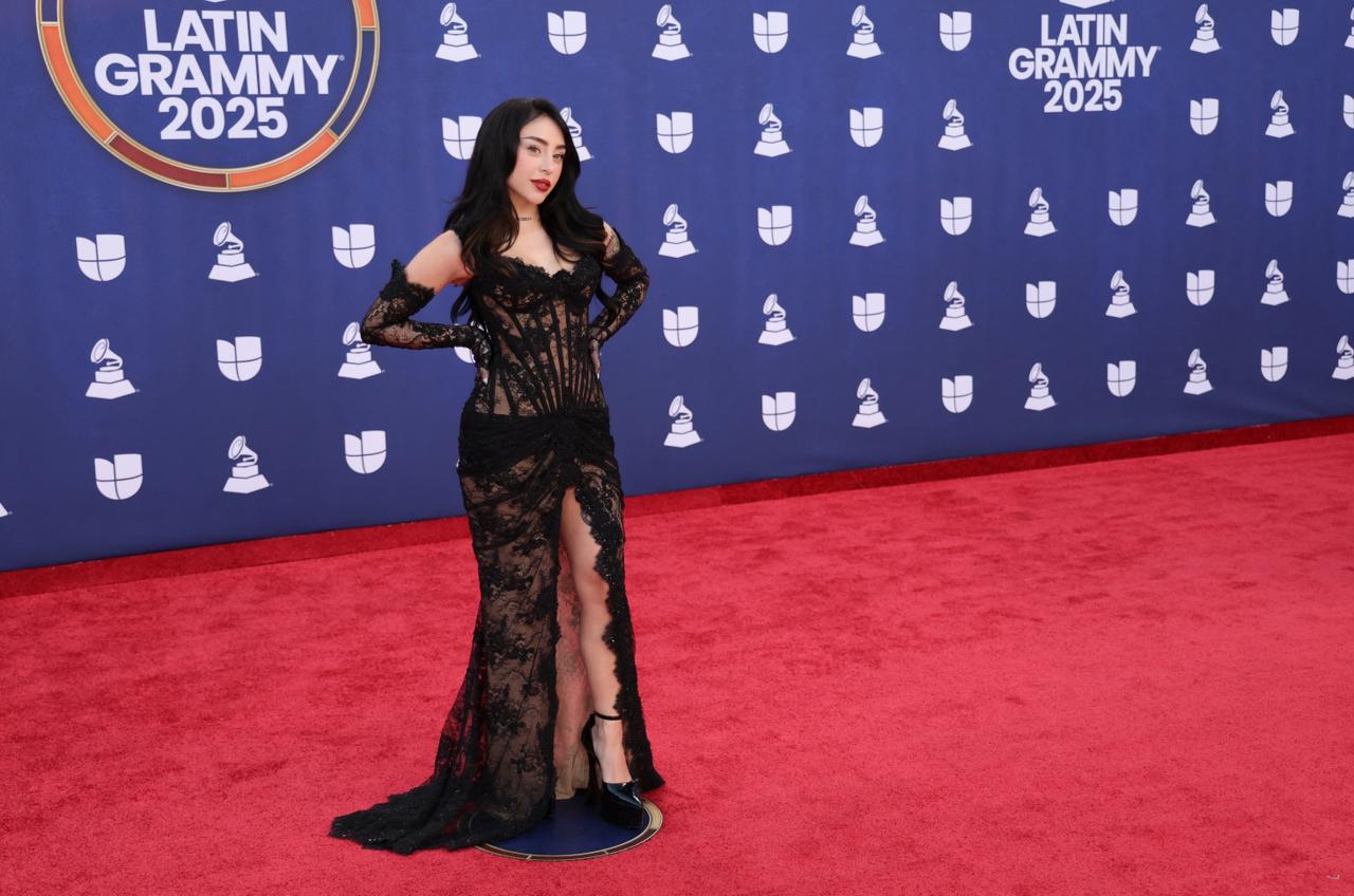 Nicki Nicole en la alfombra roja de los Latin Grammy 2025. Michael Tran / AFP