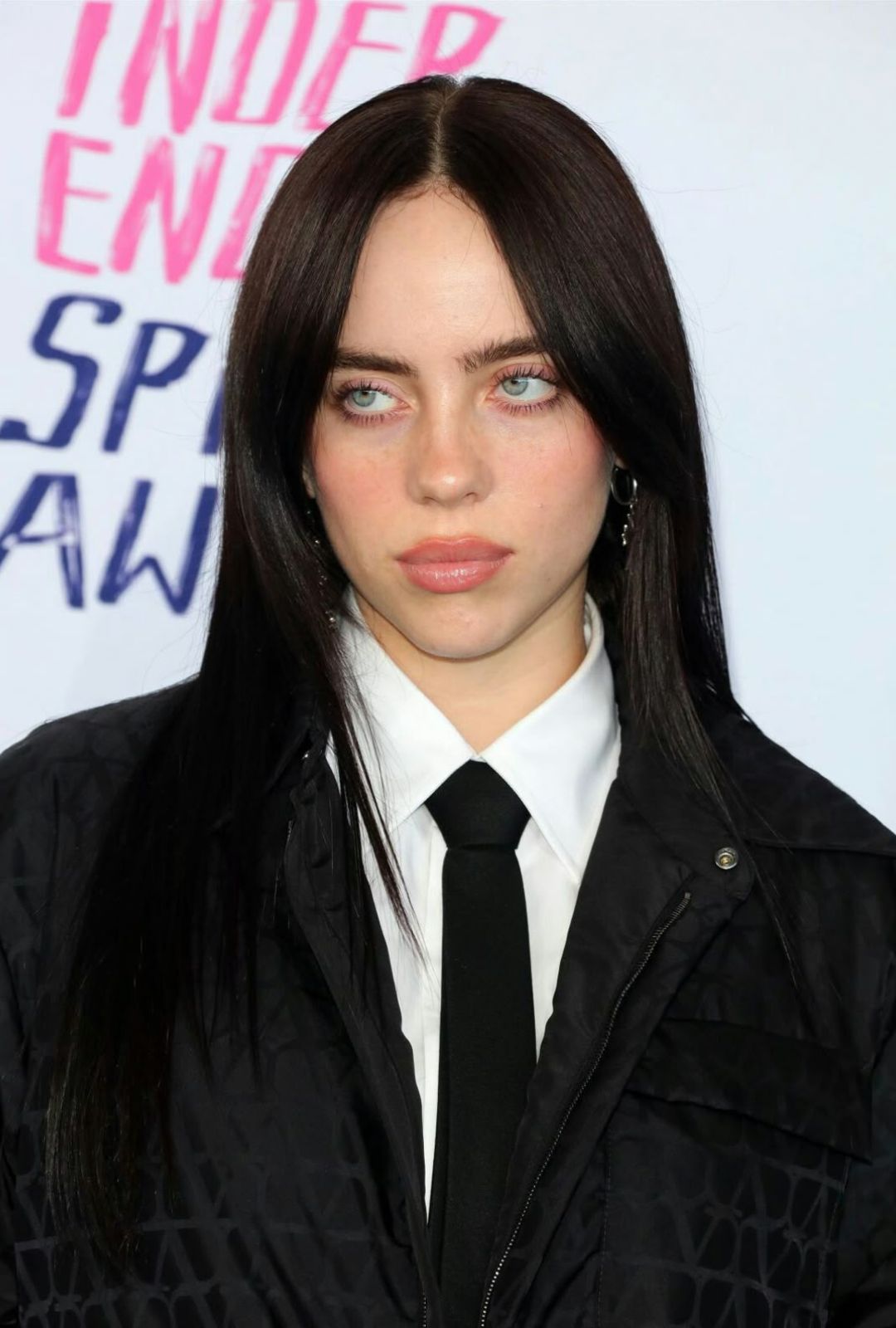 Billie Eilish estrena película concierto en 3D junto a James Cameron