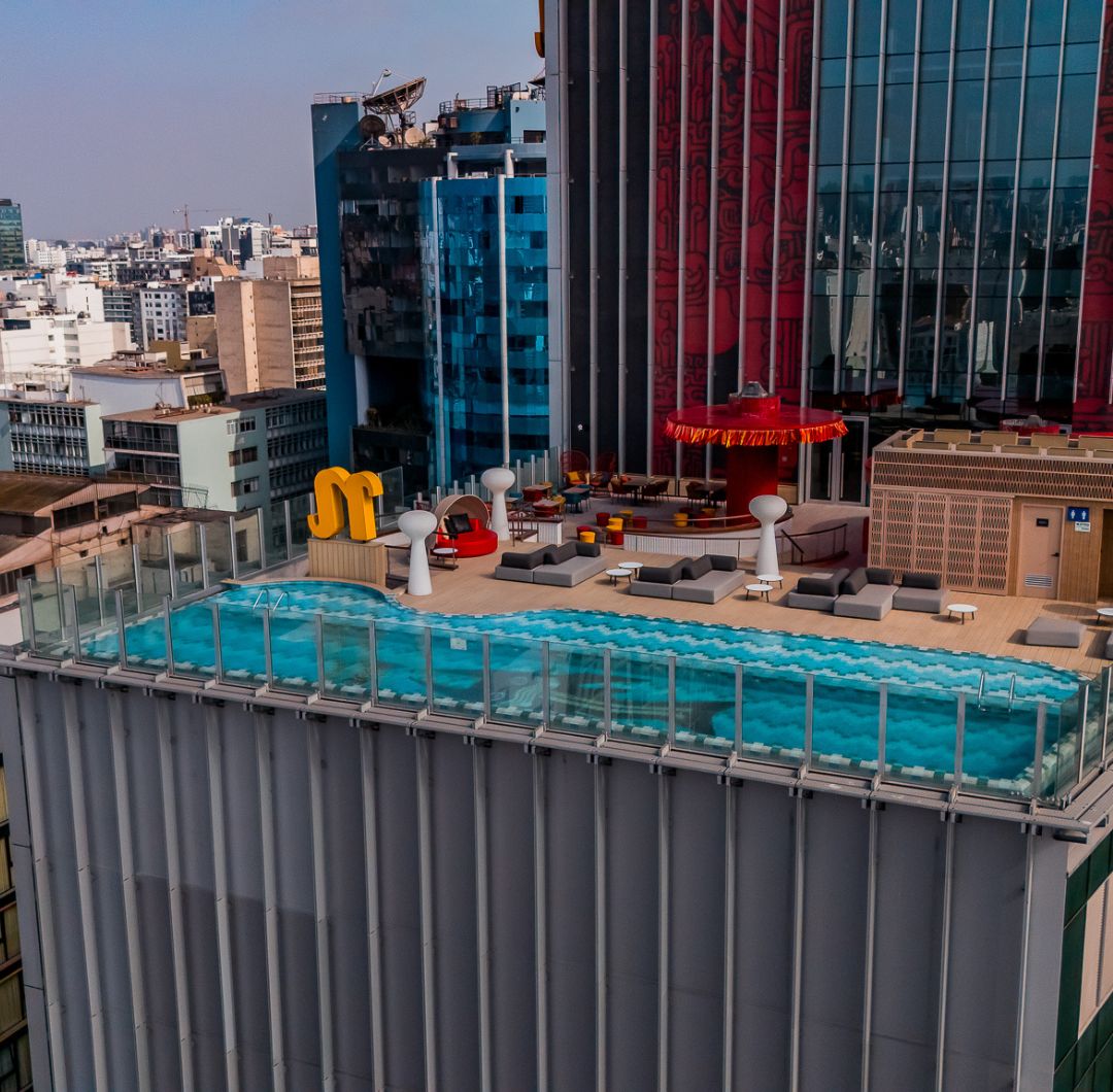 Miraflores recibe a nhow Lima, un hotel que va más allá del alojamiento y se propone como un espacio donde arte, gastronomía y diseño contemporáneo se encuentran.