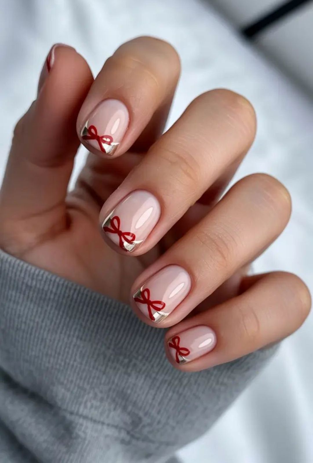 Tendencias de uñas navideñas 2025: diseños elegantes y cool