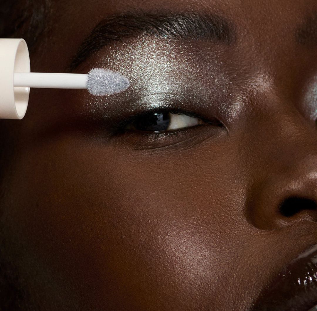 El color Pantone 2026, Cloud Dancer, llega al maquillaje a través de tonos claros, texturas ligeras y productos que priorizan una piel uniforme y luminosa.