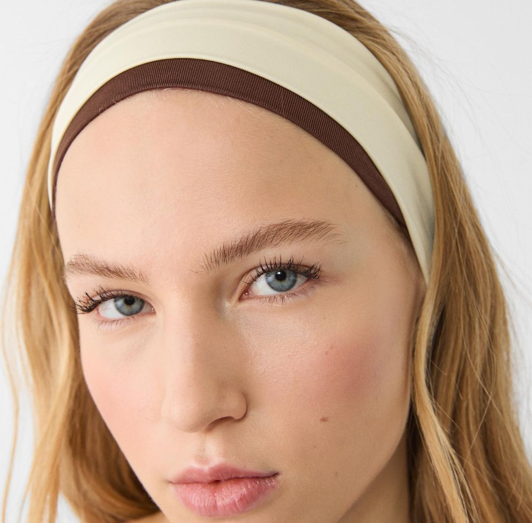 Versátiles y cómodas, las diademas elásticas funcionan con distintos tipos de cabello y se adaptan a múltiples estilos.