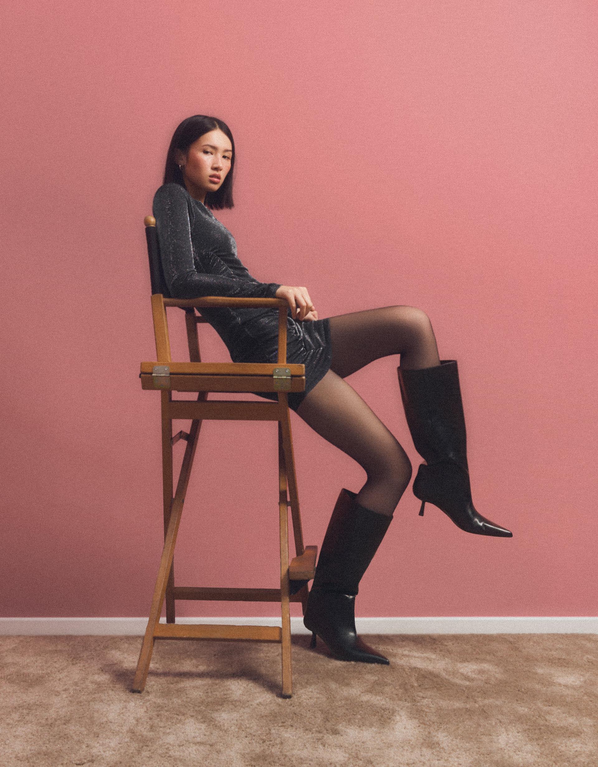 El kitten heel se instala en los looks para despedir el 2025