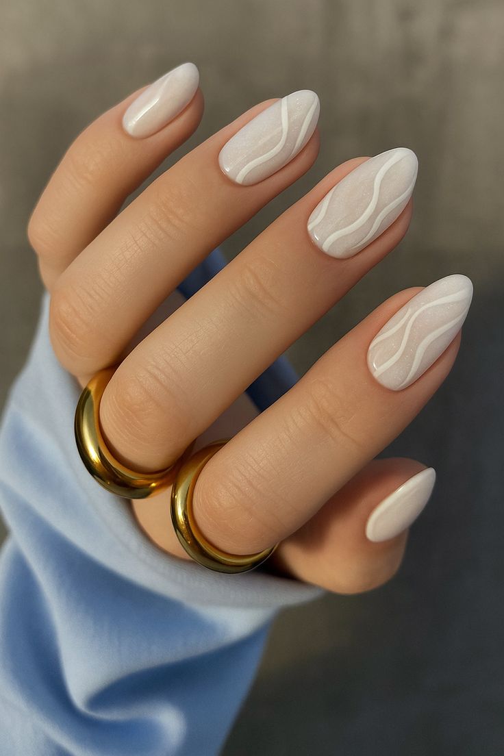 Las uñas cloud dancer reflejan el espíritu del color del año de Pantone