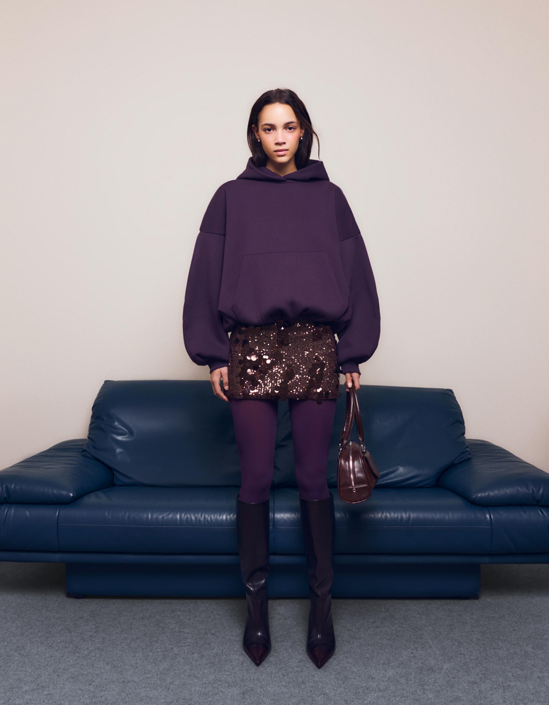 Vestidos, faldas, tops y sacos con lentejuelas forman parte del vestuario de diciembre. La clave está en cómo integrarlos al look.
