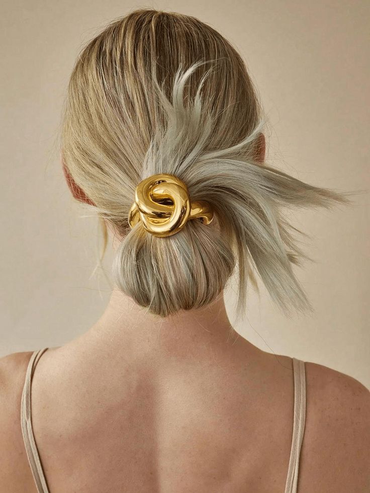 Los hair cuffs se incorporan a peinados cotidianos como trenzas, recogidos y coletas de distintas alturas.