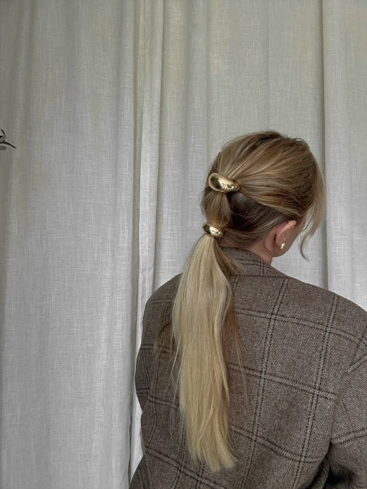 Los hair cuffs se incorporan a peinados cotidianos como trenzas, recogidos y coletas de distintas alturas.