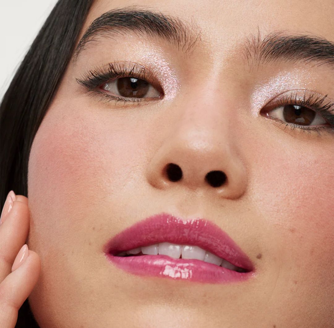 El color Pantone 2026, Cloud Dancer, llega al maquillaje a través de tonos claros, texturas ligeras y productos que priorizan una piel uniforme y luminosa.