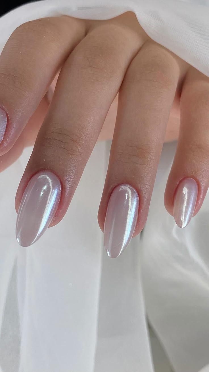 Uñas Cloud Dancer, así se adapta el color del año 2026 a la manicura