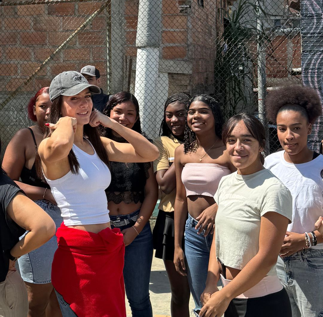 Valentina Ferrer celebró la Navidad con niños, niñas y jóvenes de la Comuna 13 de Medellín
