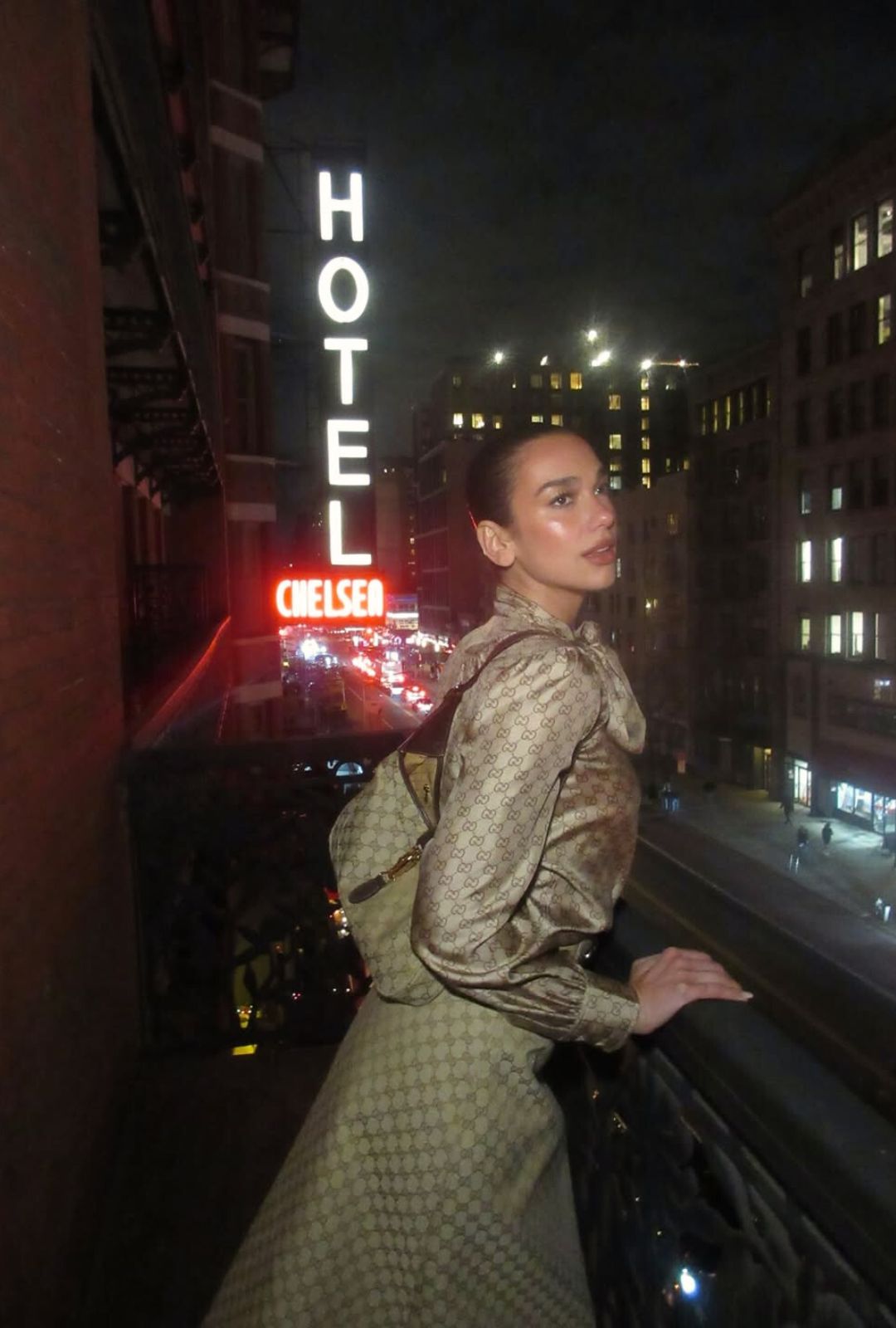 Dua Lipa apuesta por la logomanía con un total look Gucci
