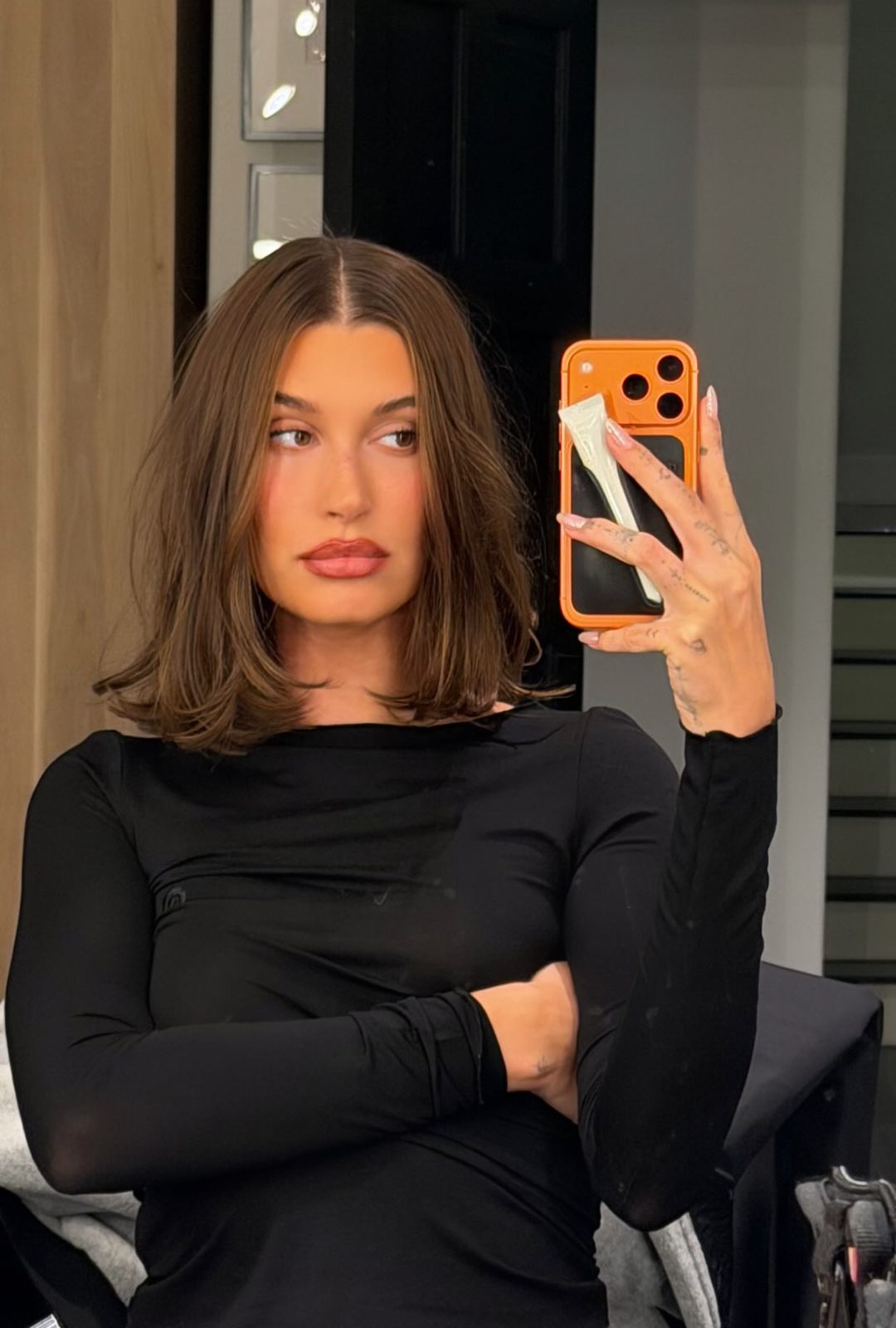 Hailey Bieber y su clavicut: el corte midi que todos querrán
