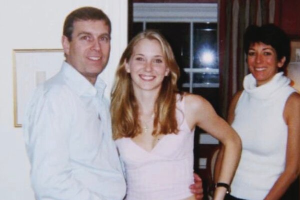 Andrés, Virginia Giuffre y la compañera de Jeffrey Epstein, Ghislaine Maxwell, en 2001 / Créditos: The New York Times